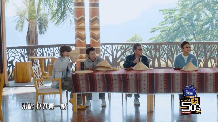 鹿晗吃空气鹿晗假吃被鹿晗的假吃可爱到反复回看！一本正经地吃空气，动作自然又呆萌，