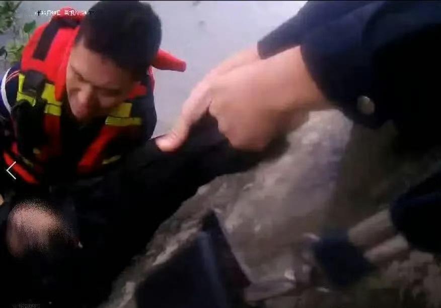 嘉善民警辅警冰河救人热血暖寒冬初冬寒水凉民警辅警的救援热血滚烫初冬的嘉善河畔，寒