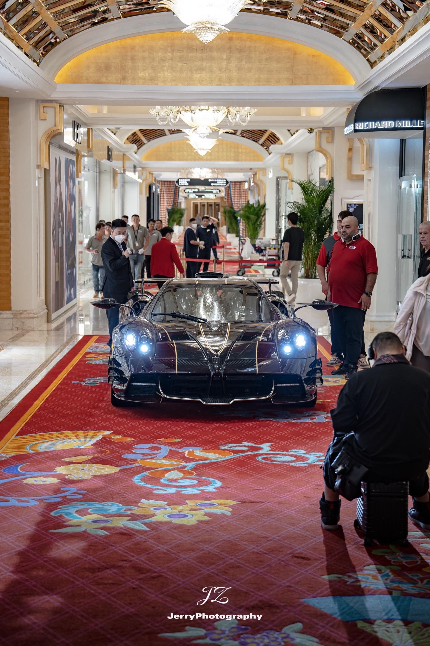 Huayra Dinamica EVO.一台从美国运到澳门参加永利车展...