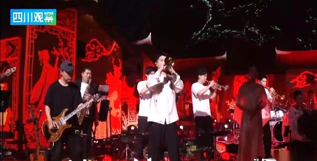 刀郎办了场线上音乐会，不插广告，免费唱了两个小时，还把台上的位置让给了一群年轻人