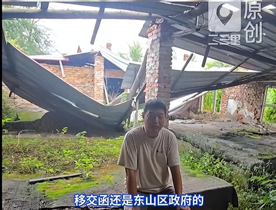 黑龙江鹤岗，一名残疾男子带着两个女儿，在2023年申请了全家低保，经过三级审核成