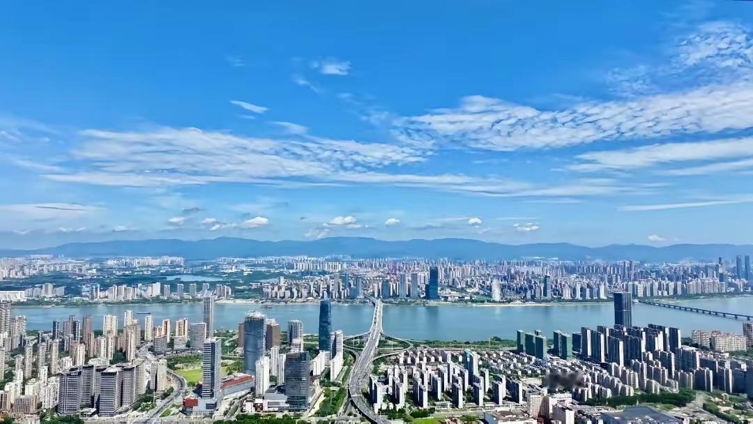 选择南昌的十个理由

❶ 省会平台，干事创业空间广阔
❷ 产业崛起，共享大城发展