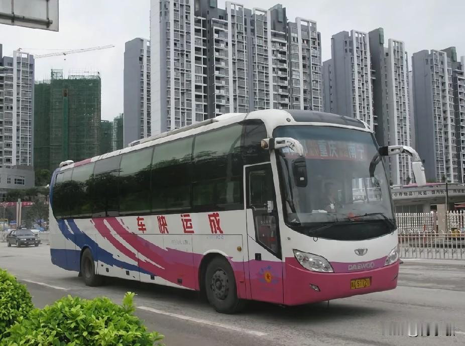 四川成都市曾经的省际长途线路（六），还有多少在跑？
成都—南宁
成都—钦州
成都