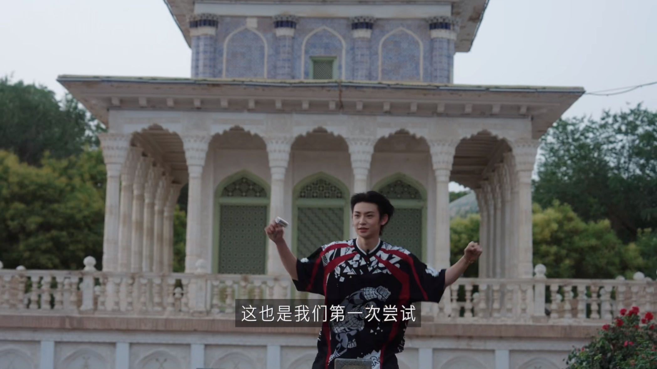 小鬼拍MV每天睡两小时小鬼王琳凯南疆听风 跟导演磨了半年才拍，拍了几天每天只合眼