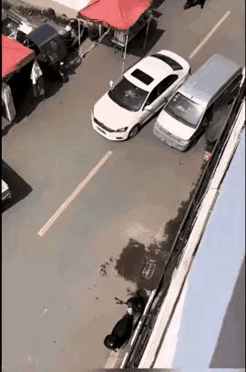 见过缺德的，没见过这么缺德的停车！路中间一杵，左右都不靠，别人过也过不了，倒也倒