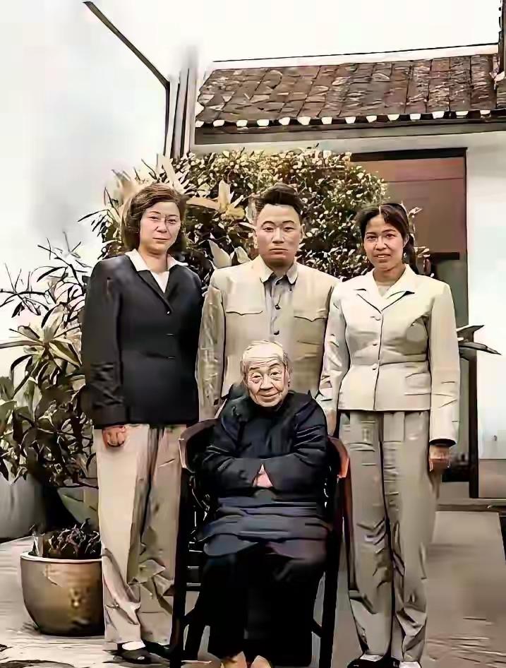 1962年，一张跨越三代的合影在长沙定格。九旬高龄的向振熙老人端坐前排，身后是前