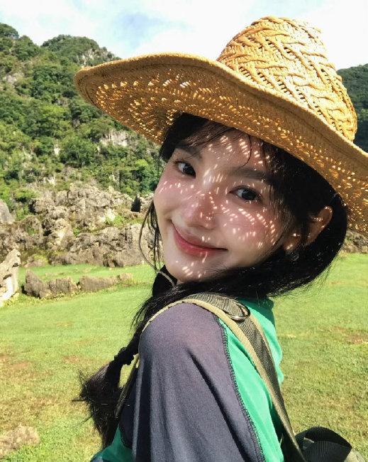 不靠华丽造型加持，原生态松弛氛围感杀疯外网，淡颜初恋脸果然老少通吃。 ​​​