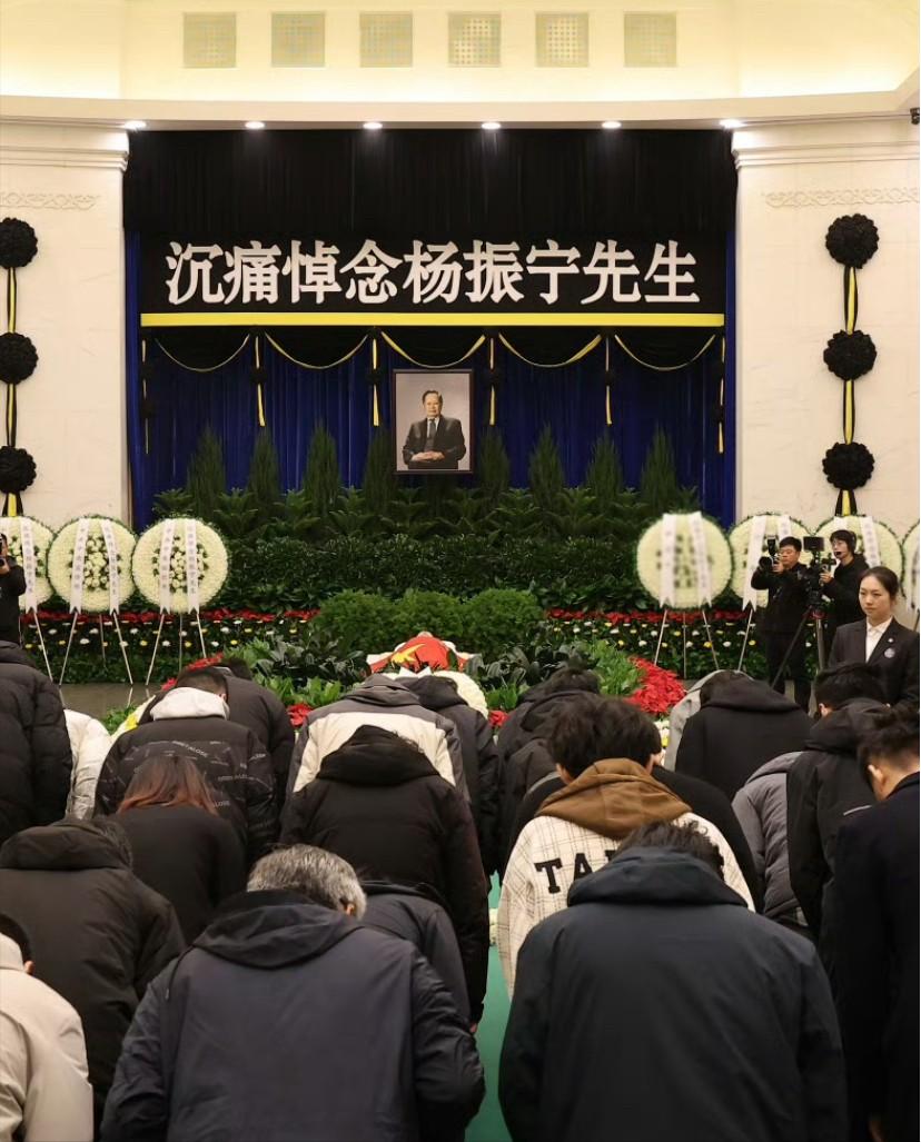 不出所料！杨振宁身披国旗，贡献得到了认可
 
在杨老去世之后，遗体告别式的规格引