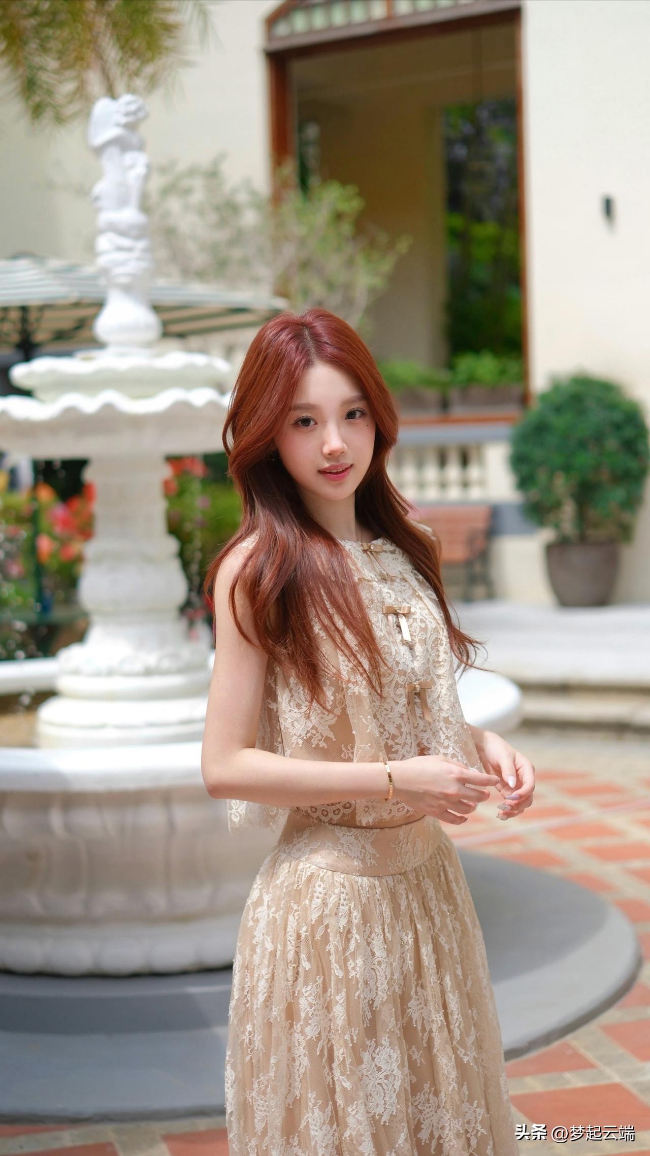 优雅红发少女，漫步在欧式庭院中，享受宁静时光。