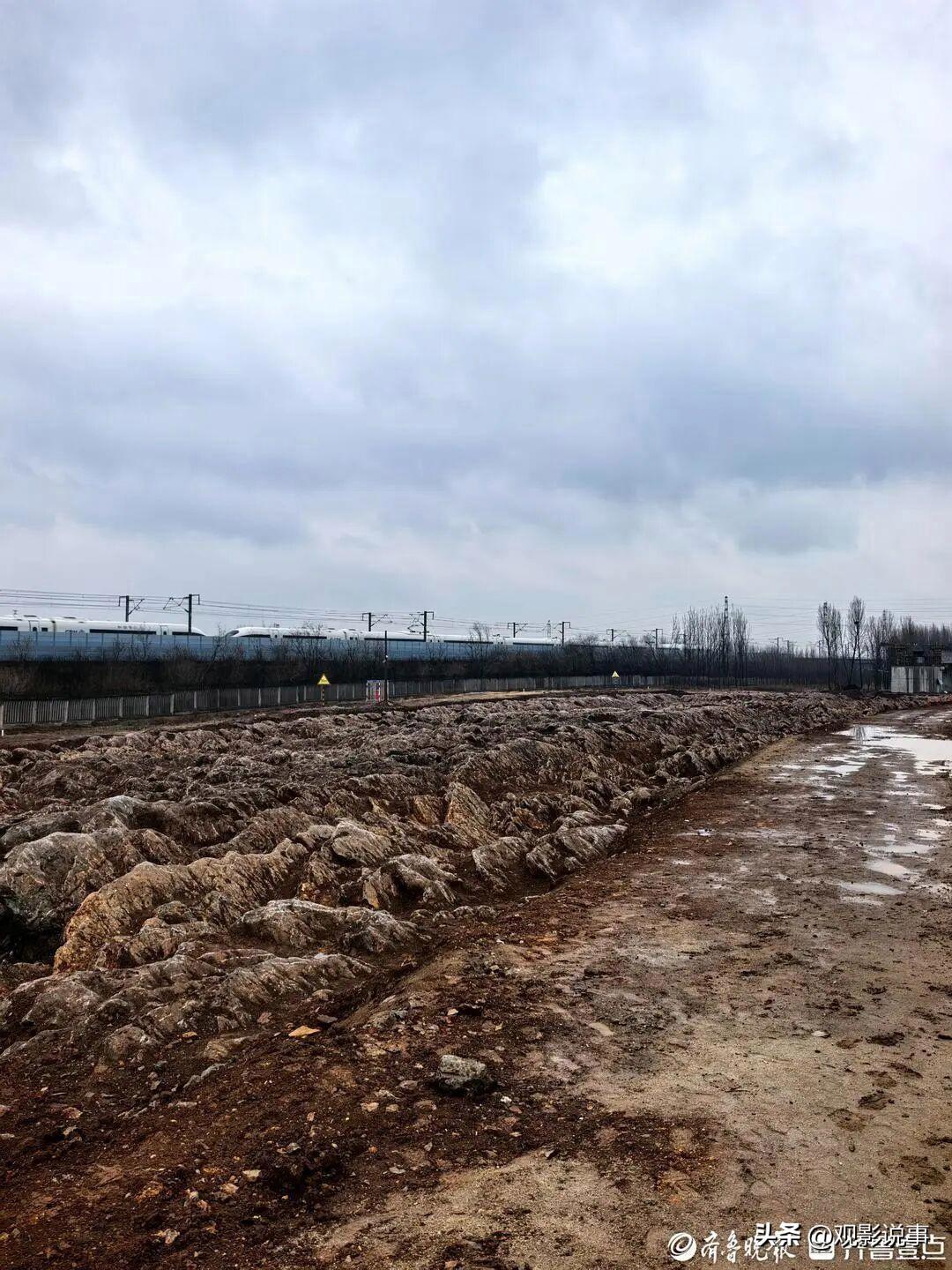 明明是山东出土的石海，却有人用这样的图片谎称村里分给他的土地全是石头。