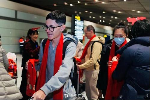 2026年元旦首批入境游客抵京给元旦首批外国游客送上中国红围巾🧣太有氛围感了前