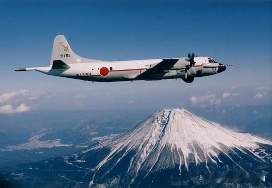 外部借口：渲染“安全危机”

日本政府通过安保文件将中国、朝鲜、俄罗斯塑造为“威