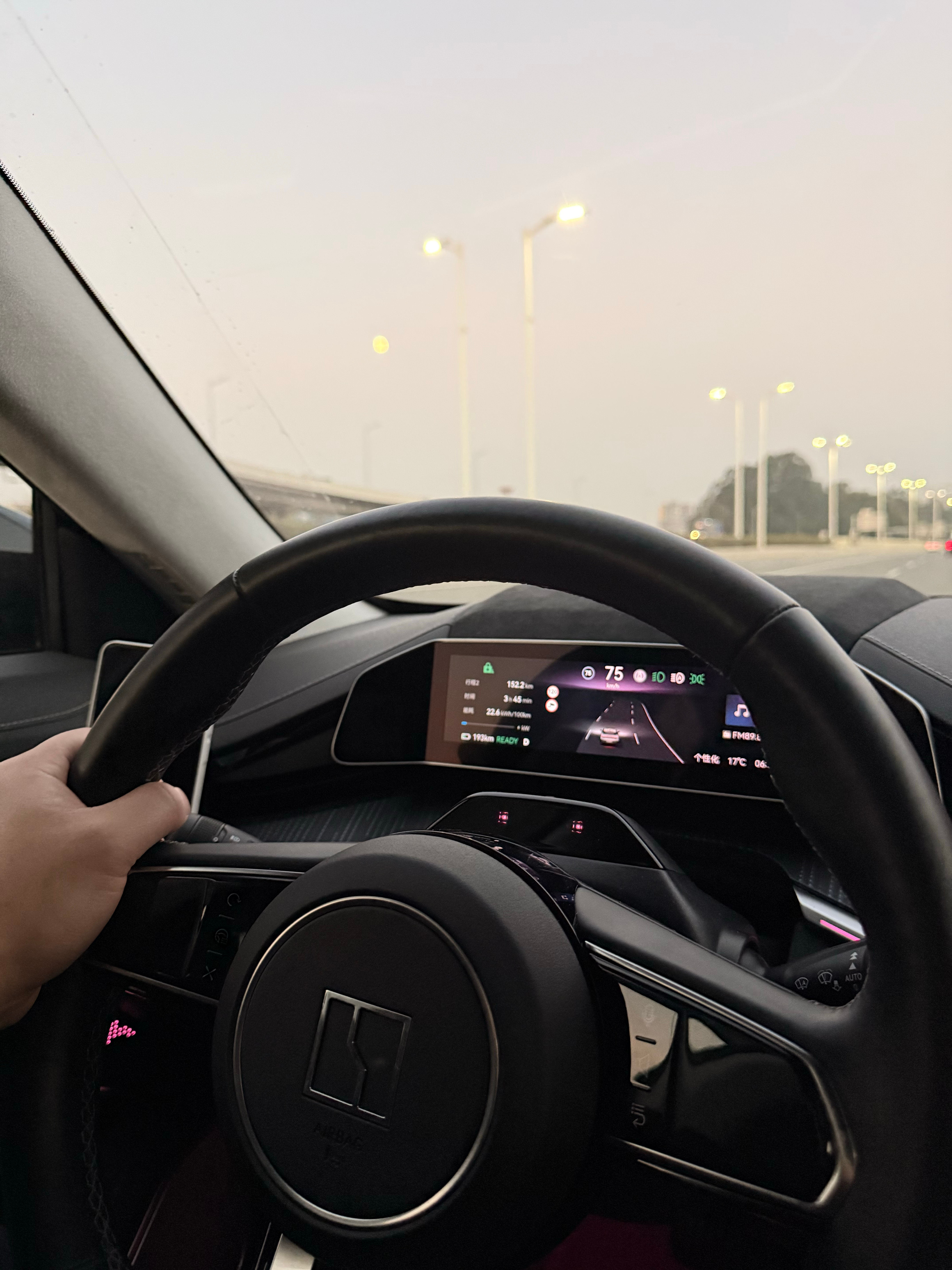 日常我们在拍摄静态汽车的时候确实是很多款车型是可以通过语音指令执行开关大灯、示宽