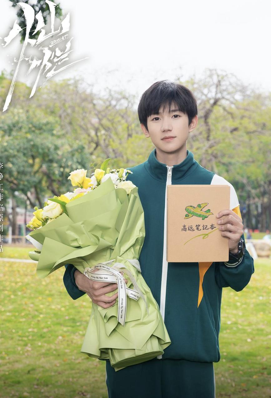 电视剧《追光的日子》充满了现实话题性。整部剧围绕着家长教育问题，教育观念以及成长