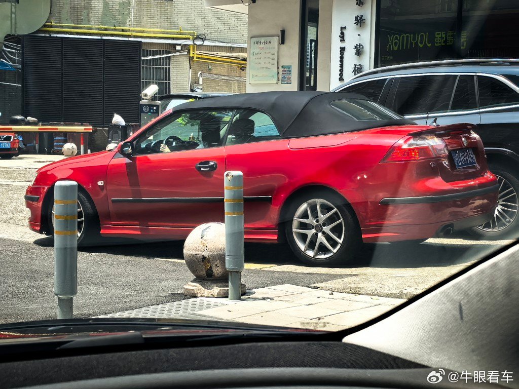很难遇到SAAB，还是敞篷的 