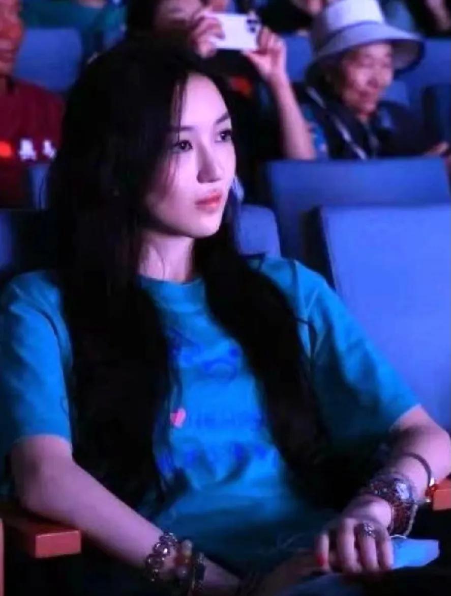 王菲女儿李嫣19岁啦👏 活动亮相的她，一头长发搭配红唇，气场超绝，从曾经备受关