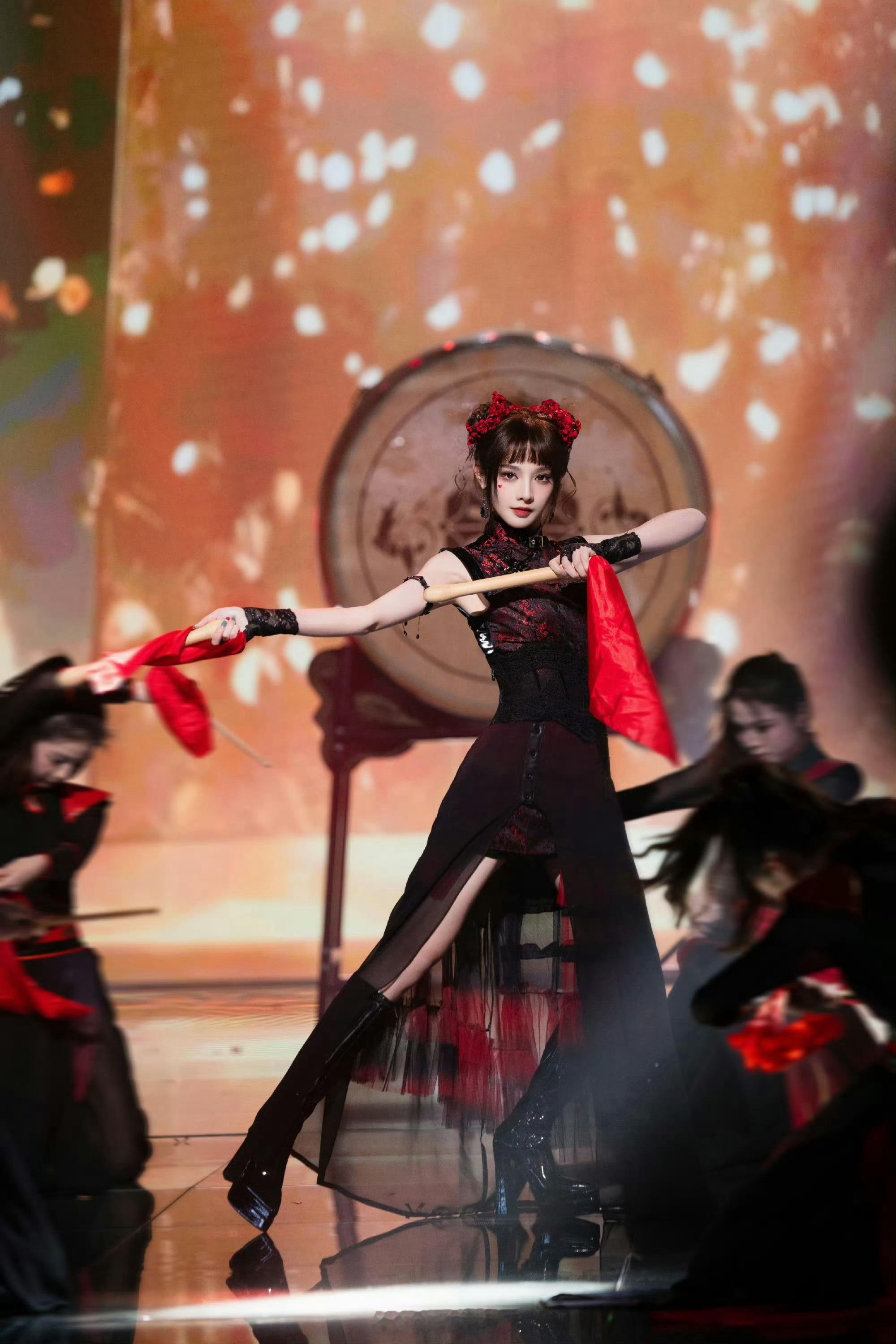 彭小苒谁家福娃跑出来了哈哈哈哈哈，被这届网友笑死了，看到小苒新图直接来了一句：“