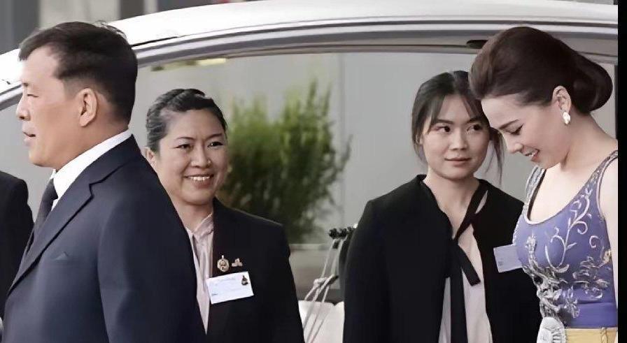 泰王身边站着气质出尘的贵妇，有人暗戳戳嘀咕：他难道真心喜欢"丑人"？审美正常的人