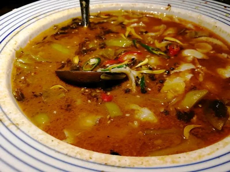 “男子卖冰糖葫芦被掀摊”这事儿最近闹得挺火。12月9日16时许，在绵阳涪城区新皂