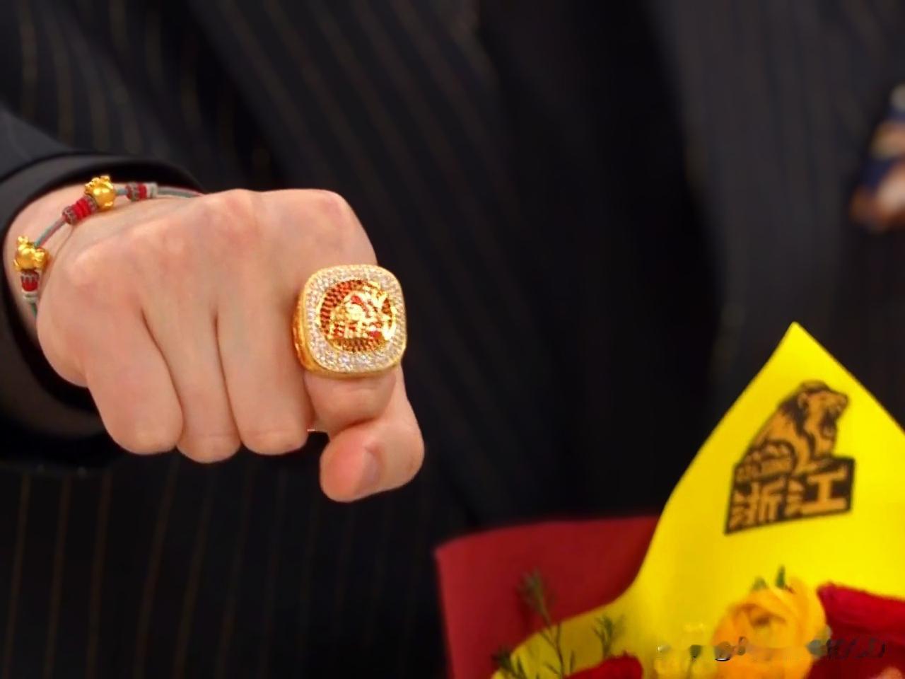 这是一枚CBA总冠军戒指！
24K金+钻石+红宝石...大家觉得它值杭州的一套房