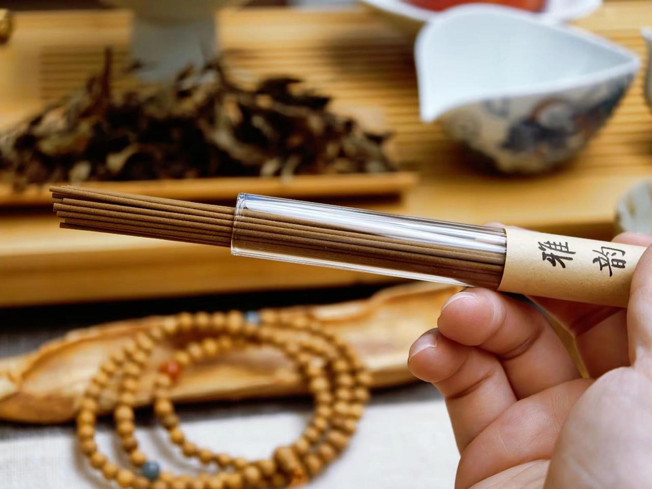 人一定要疯狂爱上什么东西，才不至于被这无趣的生活吞没。我们的肉身只需要很少的粮食