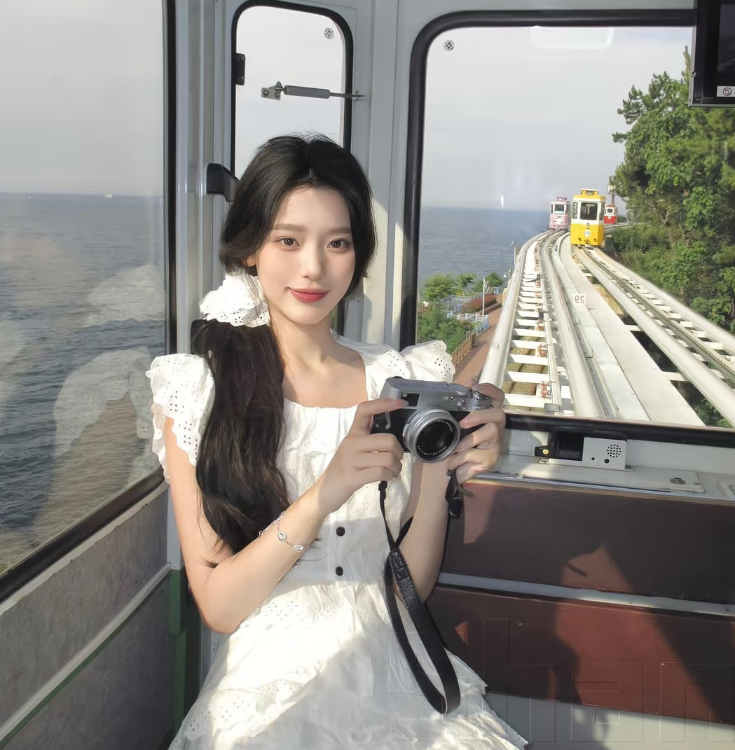 温柔甜向|清新系|氛围敢|女生头像阳光穿过层叠绿叶，浆果悬在枝桠，而你是整幅光景