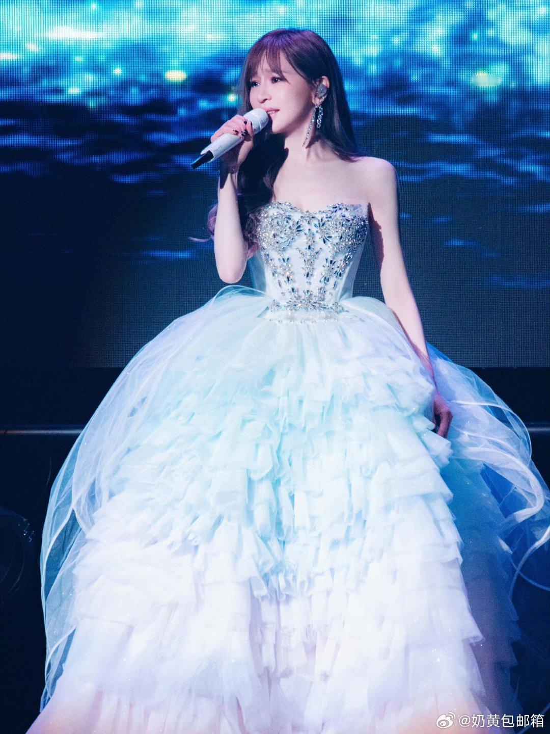 好像月光女神一样漂亮。 