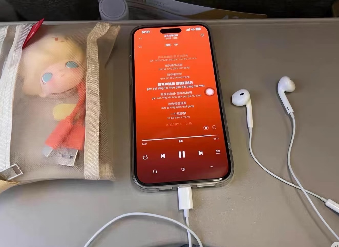 到底是谁取消有线耳机的有线无线本可共存，何必非要二选一非得取消有线耳机呢。 
