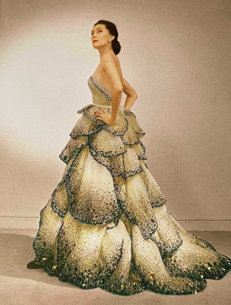 【来自投稿】迪奥Dior经典的1949年秋冬高定junon花瓣裙，被无数次模仿、