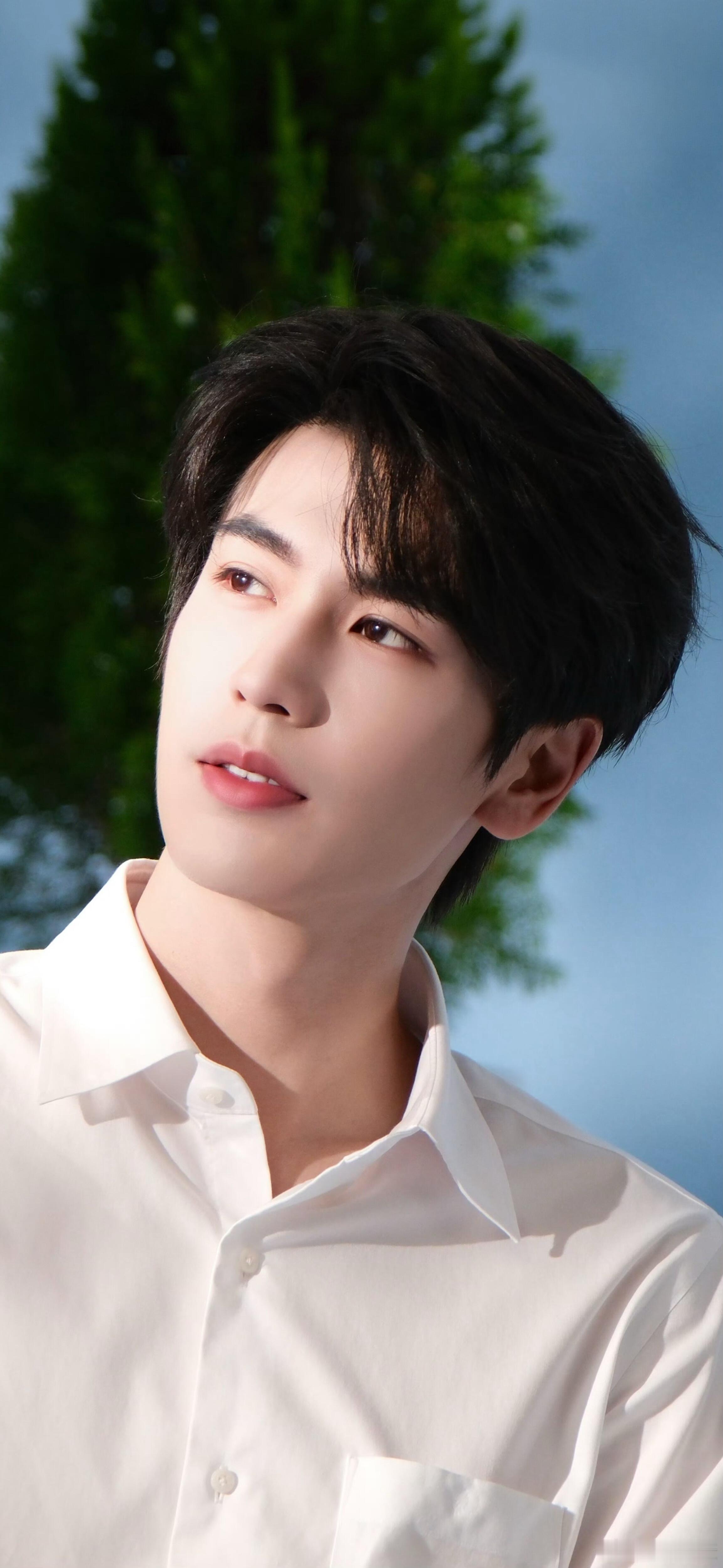 张凌赫  张凌赫- 商务日常｜壁纸+1鞋跳飞了 这段物料张凌赫｜ 