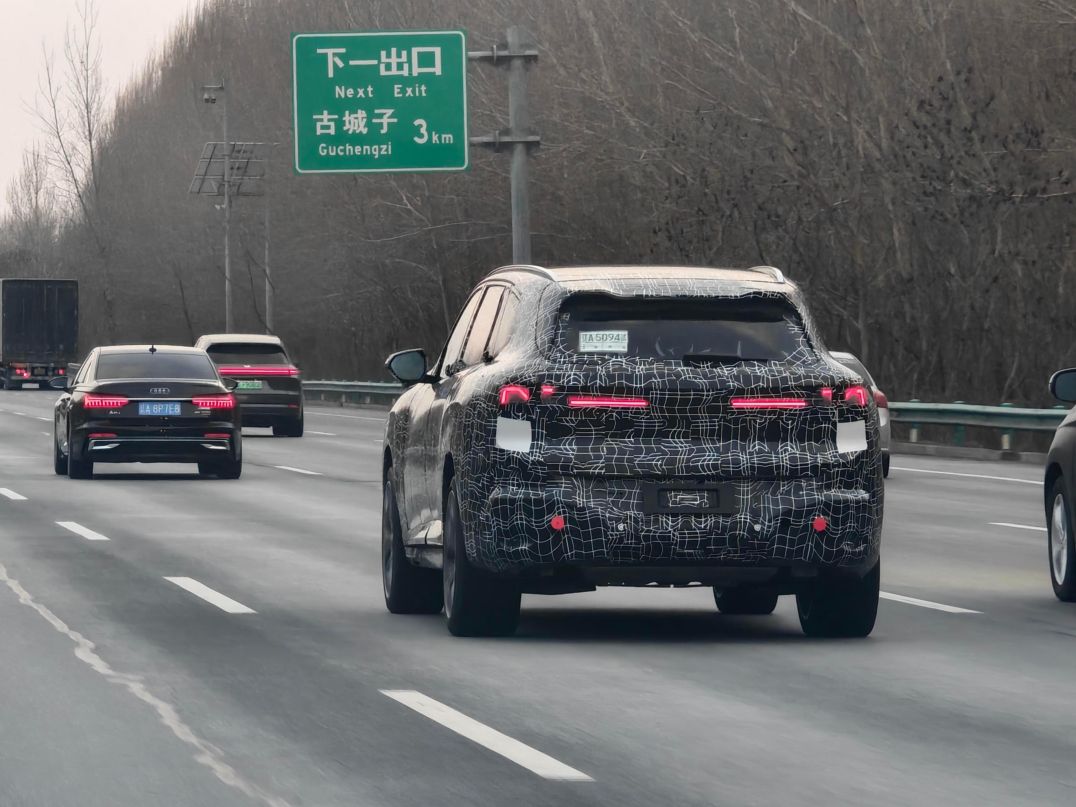 全新宝马X5国产测试车已经被拍到了门把手在水切线位置大家感受一下实车的壮硕肩部宽