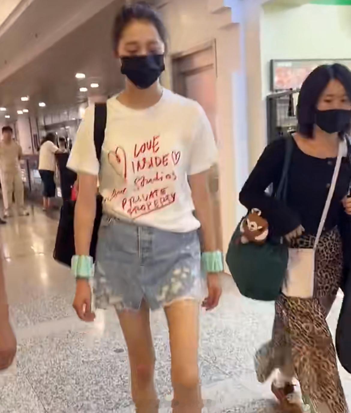 关晓彤走机场也戴负重手环感觉晓彤的负重训练已经成为习惯了，走机场也要带着手环，她