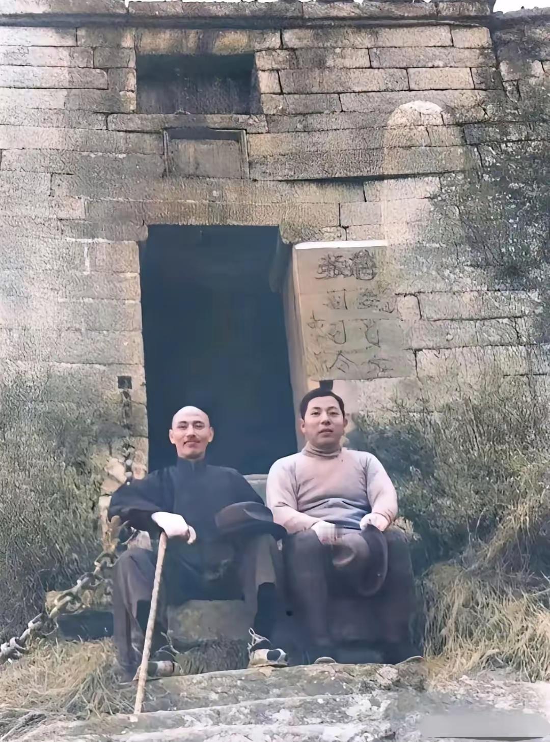 图中并非张学良与蒋介石（蒋中正）二人。右者为张学良，左者为负责“陪伴”张学良的国