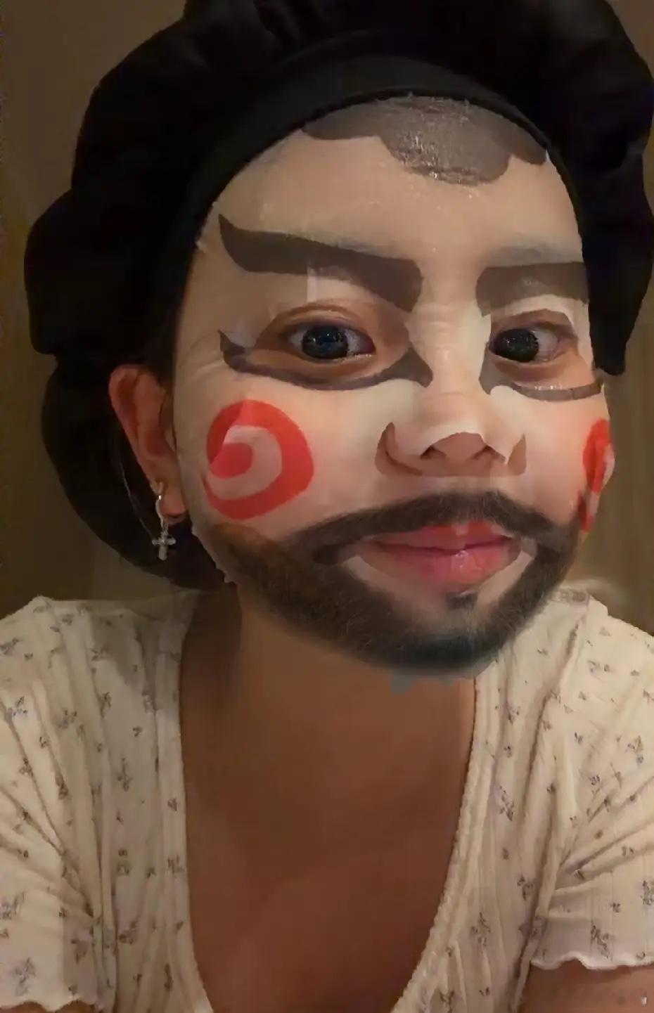 甜馨晒和老爸，搞怪合影，超级可爱！这两天她和老爸，在哈尔滨老家呢，父女俩还去了动