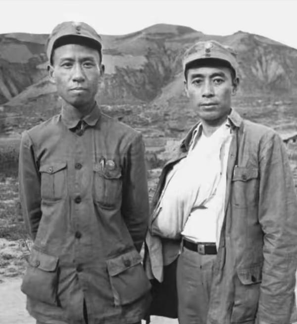给大家看一张特别珍贵的老照片！我也是第一次见到周总理穿军装的样子。照片是在延安拍