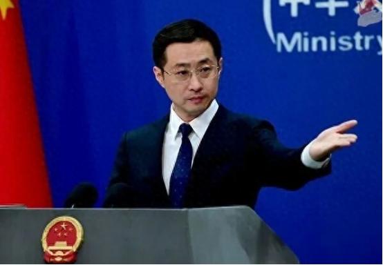 [微笑]12天连扇两巴掌！东海刚撵走日本“瑞宝丸”，中俄舰队又冲到冲之鸟礁开火，