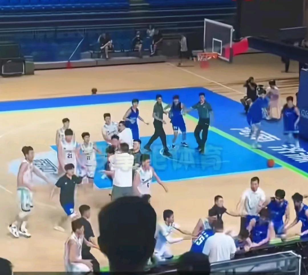篮球U21辽宁山东球场打架事件，篮协终于痛下决心，来一次铁腕治理，各种禁罚的。