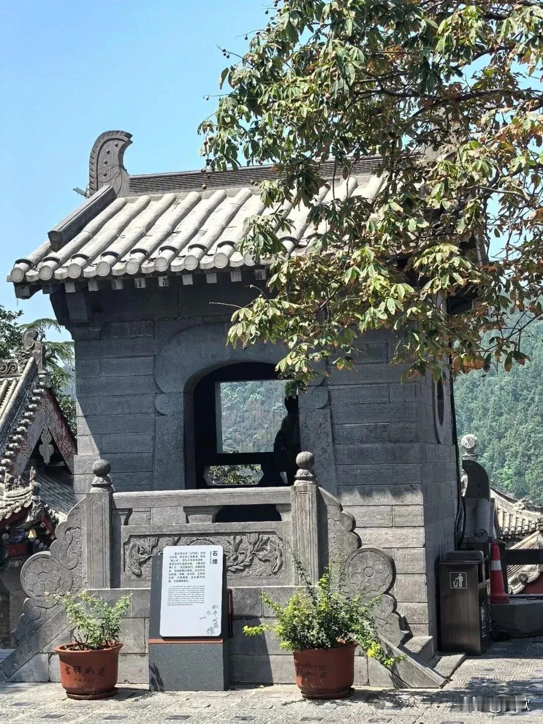 上联:早秋弯月立枝头
下联:深夜寒禅鸣叶底
横批:秋意渐浓