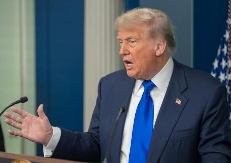 特朗普终于认怂了，现在不光中国松了一口气，连美国都松了一口气。
 
特朗普一上台