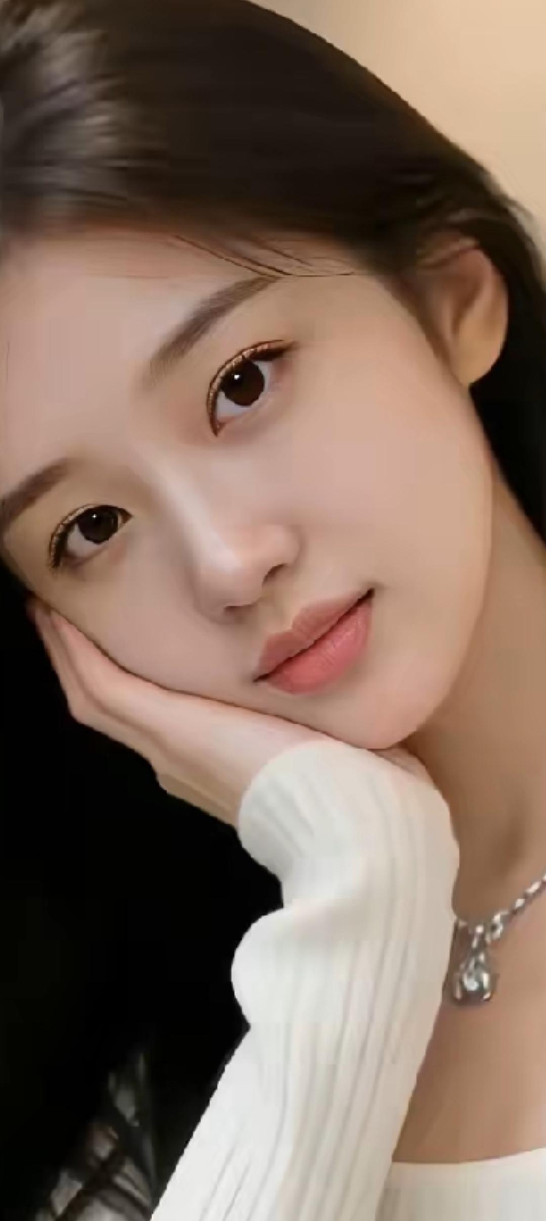 温柔甜美的少女，微笑如春风拂面