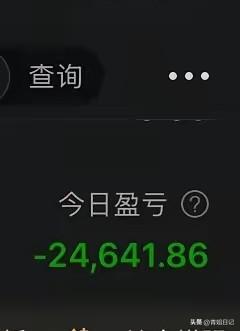 谁能想到！
那个在小区里横着走的“股神”老王，今天彻底翻车了。

老王这外号怎么