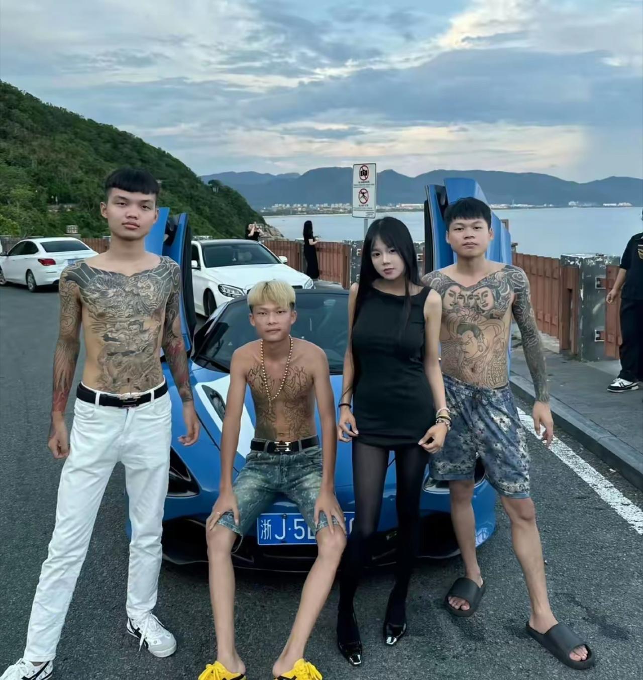 别人拍照拼颜值，他们拍照拼纹身厚度。海边借跑车打卡，衣服省了三件，纹身倒是一件不