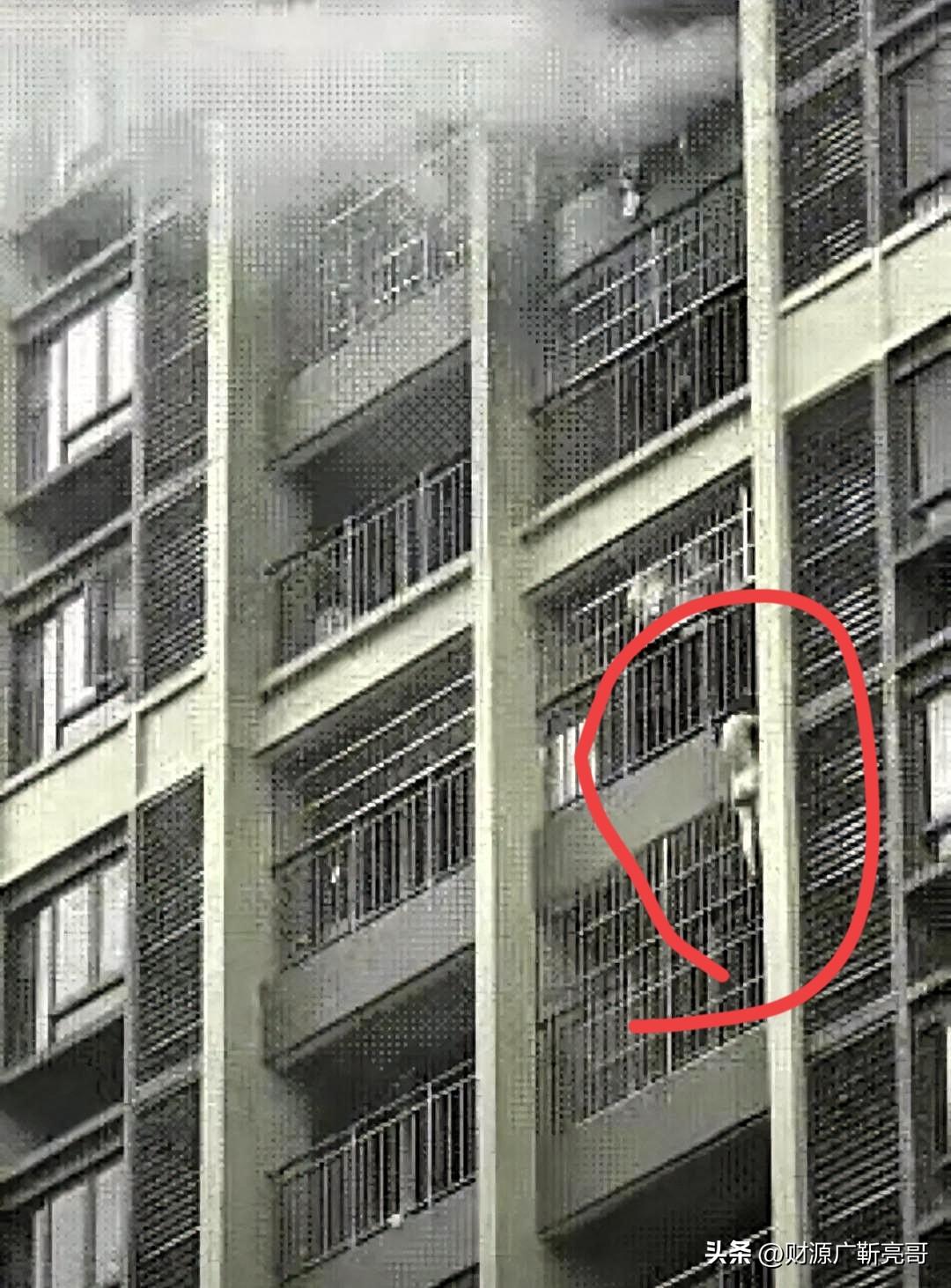 这画面看得人手心直冒冷汗！

一个大姐正在洗澡，突然发现浓烟已经钻进卫生间了。