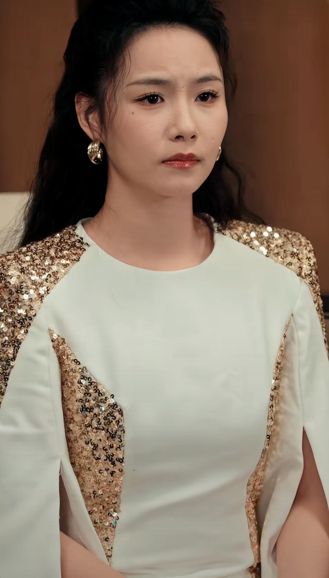 红果短剧《出笼》，李世鑫主演的主角高劲，他的未婚妻比小花更有气质呀！[大笑][大