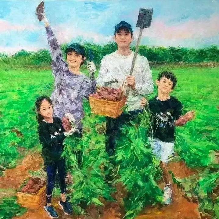 你别说这一家四口的全家福画的还真的挺好！也不知道是邓超儿子画的还是他女儿画的！娱