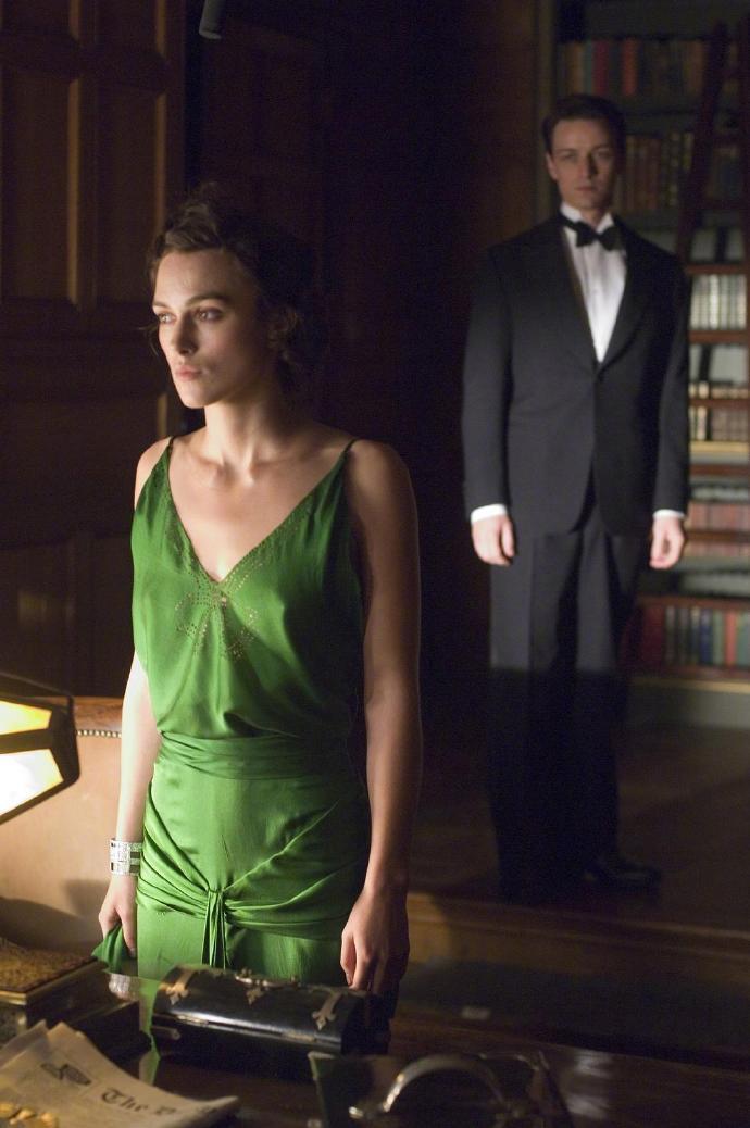 Keira Knightley在电影《赎罪》中的一袭绿色💚 [求关注][求关注