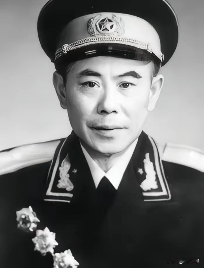 1980年，江苏省军区副司令去上海看病，在一家食堂吃饭。服务员看副司令穿着破衣服