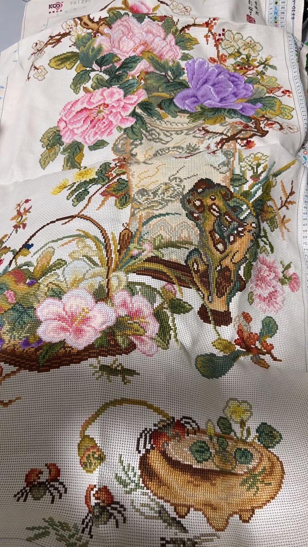 这是我前几年 一针一线绣出来的一幅 岁朝清供图 现在看还是依旧觉得好看