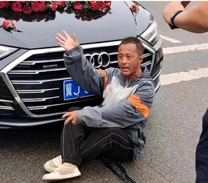 你遇到过拦婚车要财物的情况吗 拦婚车要财物这事儿起初是一种习俗，今天渐渐演变成了