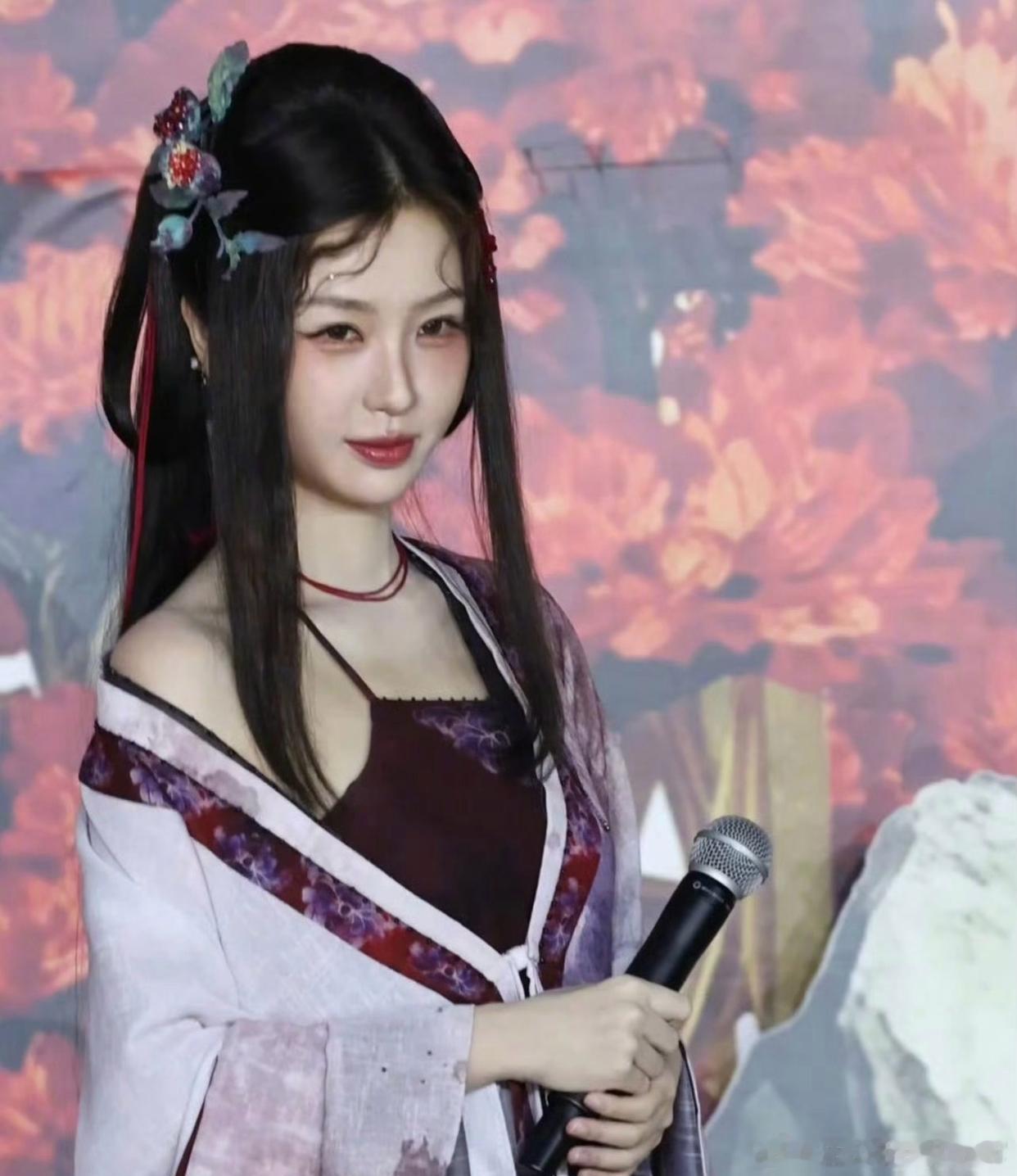 《念相思》正式开机了，两大主演虞书欣、侯明昊的造型都出炉了。 